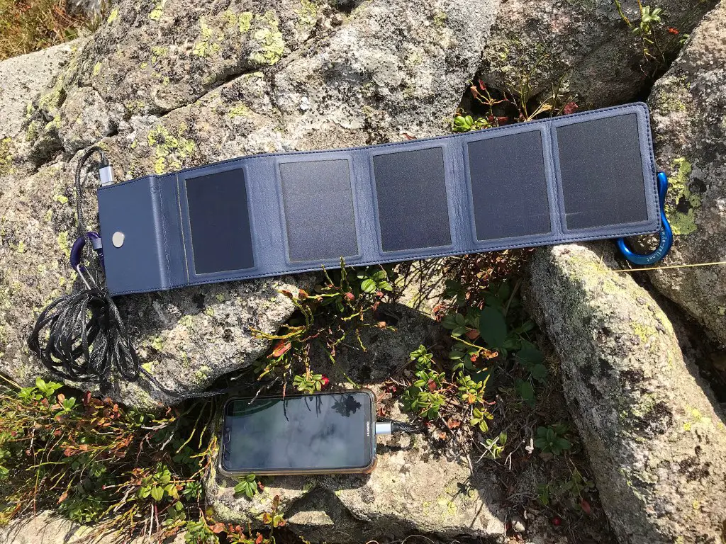 Téléphone rechargé grace au panneau solaire de voyage Photon de sunslice