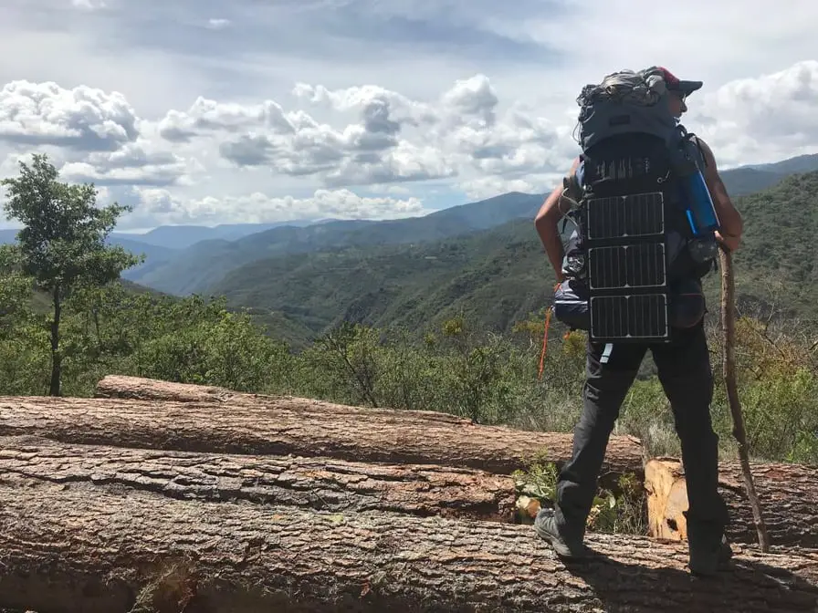 Test du panneau solaire RavPower durant un trekking en Amérique