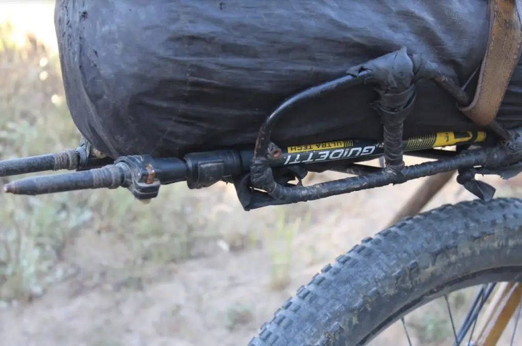 Béquille / bâtons de randonnée de nos vélos en Bambou