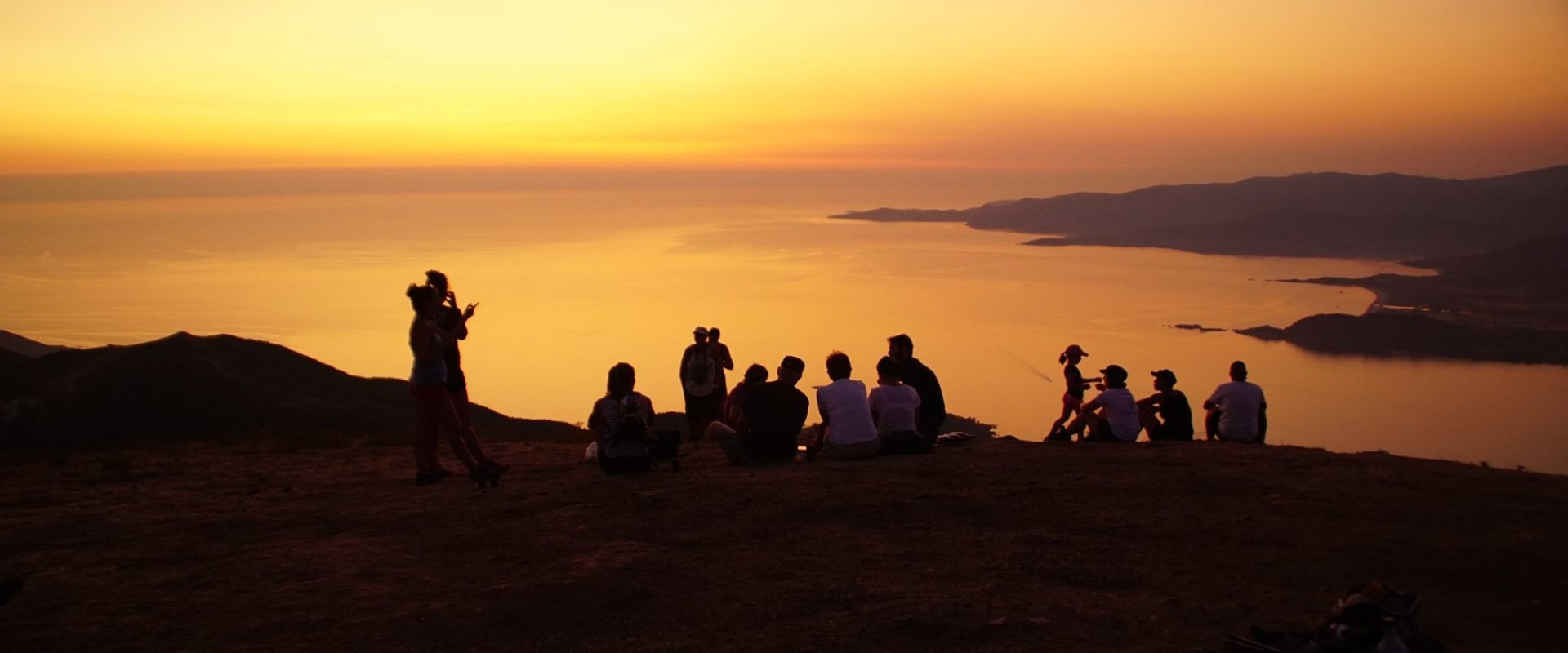 Coucher de soleil Corse au pied des montagnes