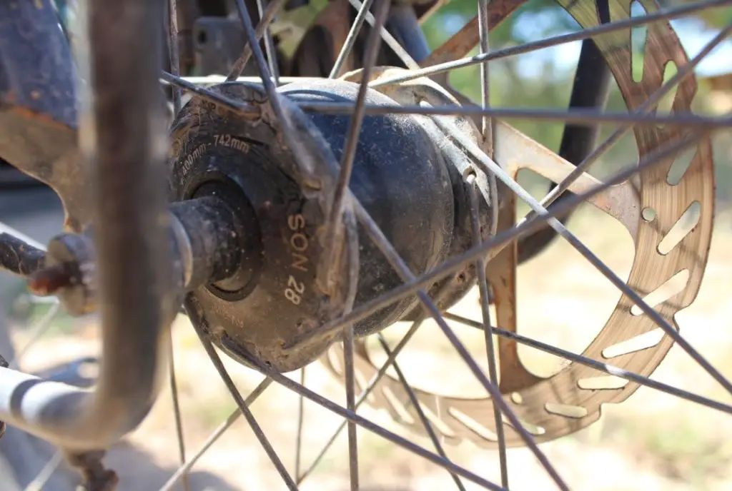 Dynamo roue avant Son 28 pour notre tour du monde en vélo en Bambou