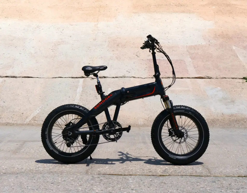 Avec ses gros pneus, le fat bike passe partout