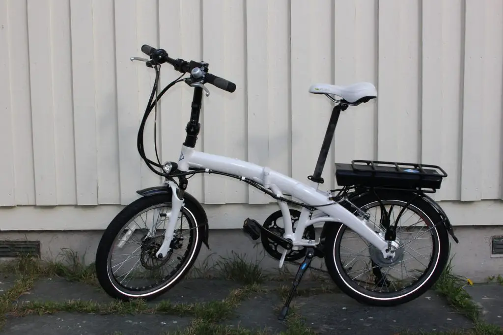 Ce vélo électrique combine la portabilité et l'avantage de l'électrique