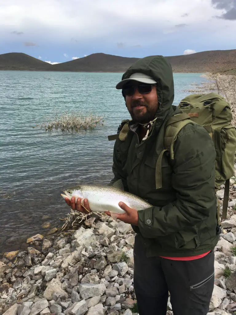 Zurdo à la Laguna Blanca avec une magnifique Arc-en-ciel sauvage 