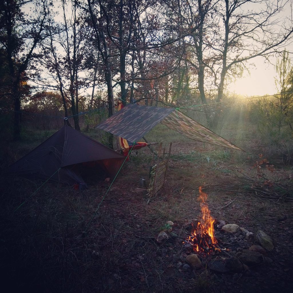 Bivouac bushcraft au matin 