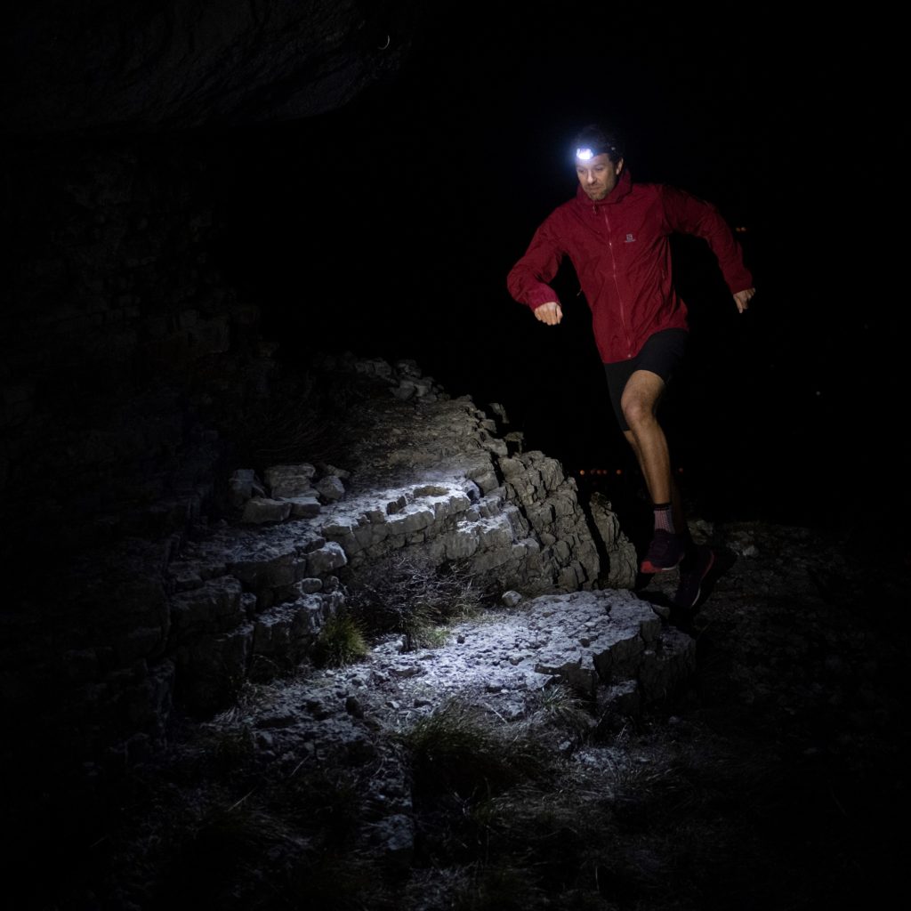  François D'haene en mode trail de nuit avec sa lampe frontale Petzl