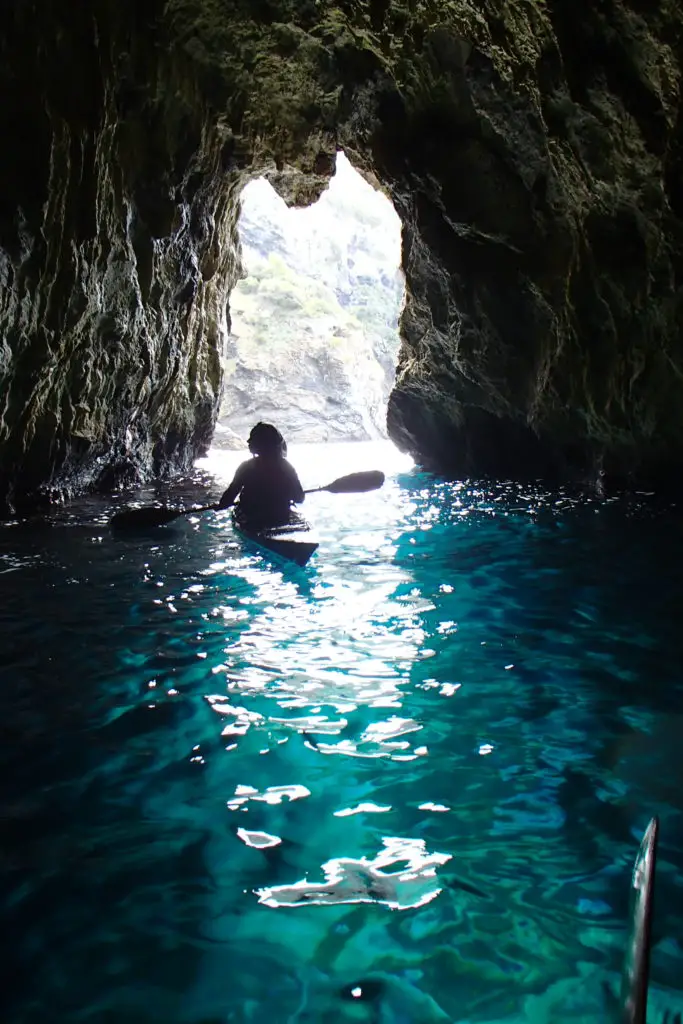 visite d'une grotte en kayak de mer