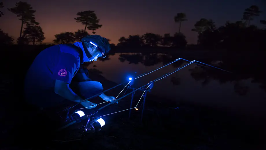 Pêche de nuit avec une lampe frontale