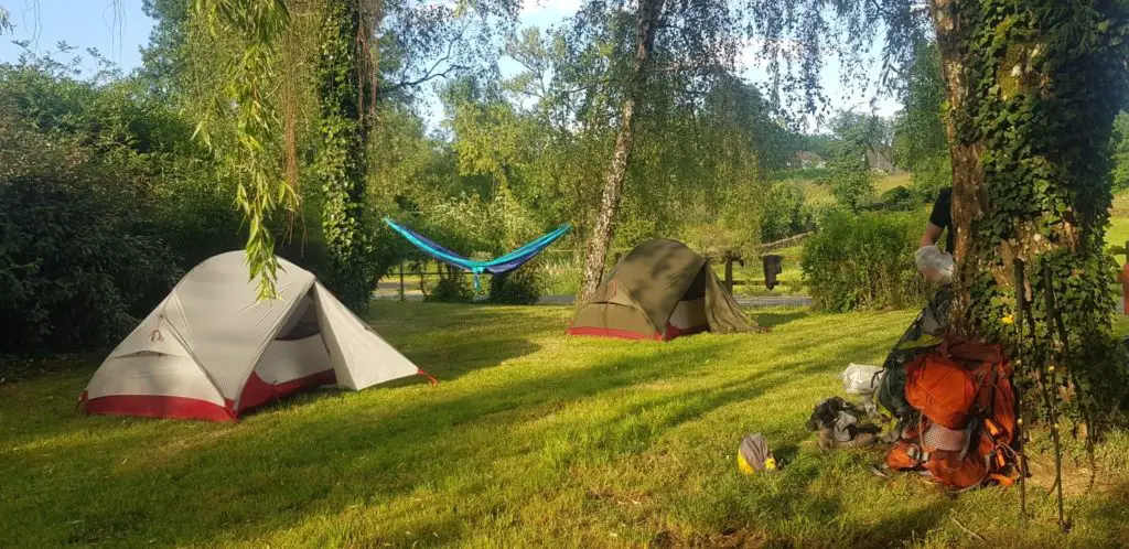 bivouac apres une journée de randonnée dans le lot