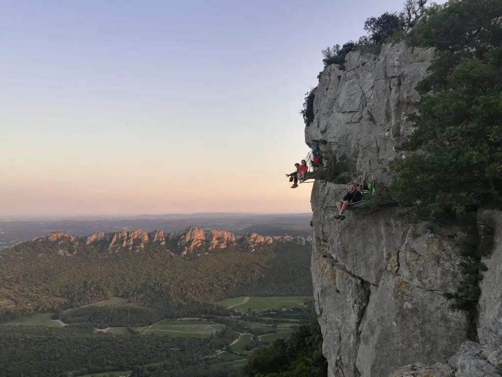 La meilleure bière du monde est ici sur la falaise de l'hortus assis sur un portaledge