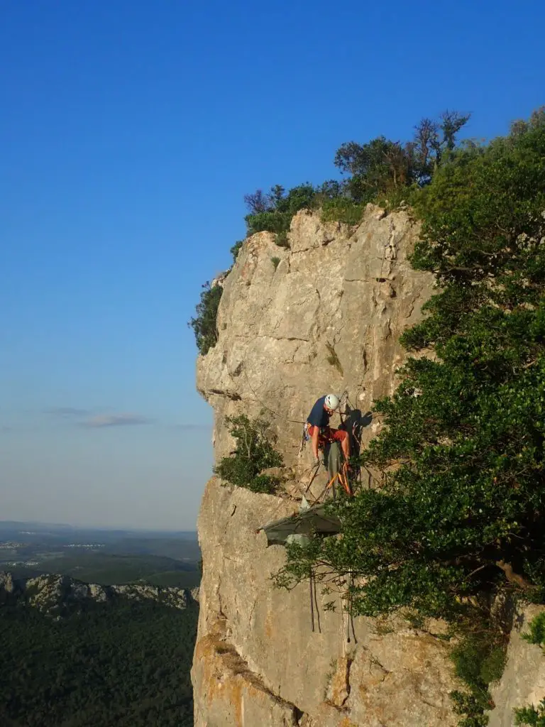 Ludo en pleine installation de mon portaledge lit douillet