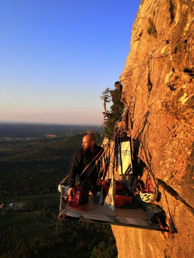 Rangement au lever du soleil après une bonne nuit en portaledge