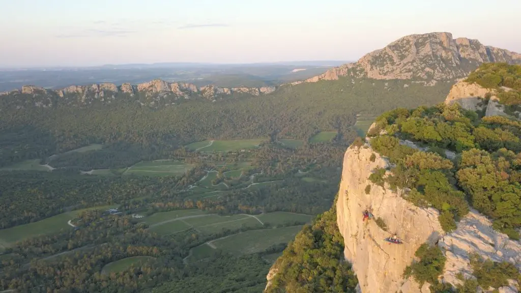 Tous petits dans nos portaledges auprès du grand pic saint loup