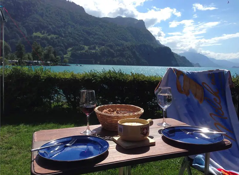gastronomie savoyarde en camping au bord d'un lac de montagne