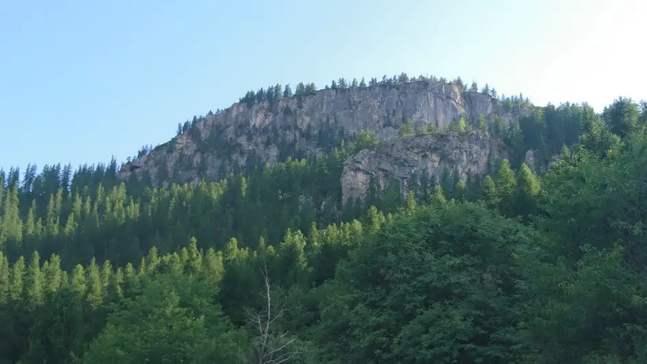 Le site d'escalade Tournoux, vue de la falaise depuis le parking