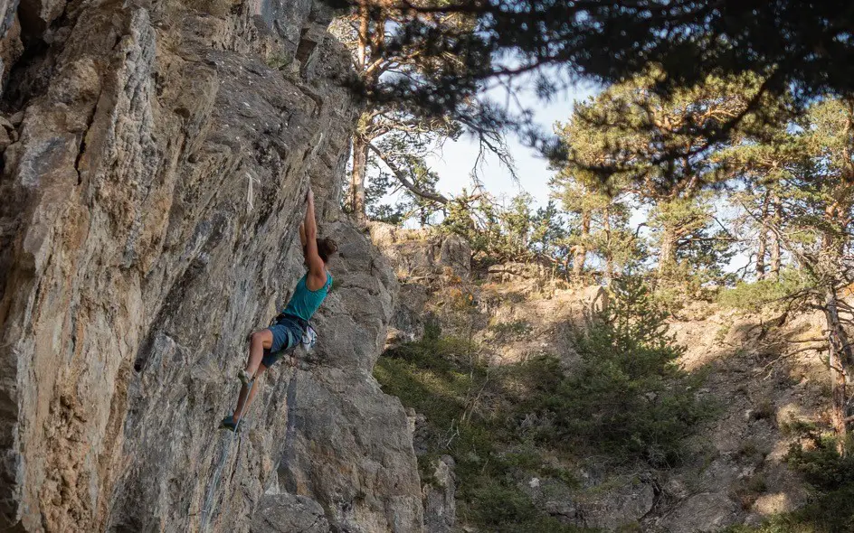 Marion SABY grimpant au Bouchier à Vallouise dans les Hautes-Alpes