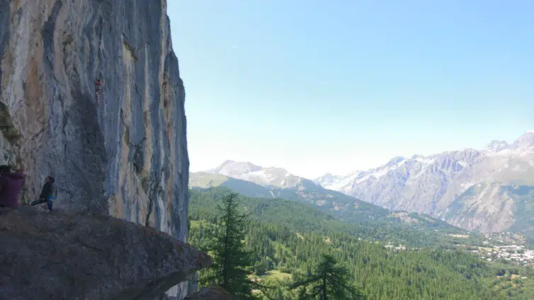 Vue depuis le site d'escalade de Grand Bois au secteur Les Bœufs Rouges