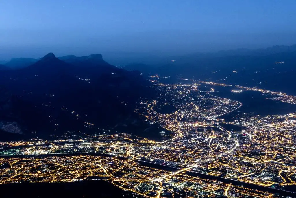 Vue panoramique sur la ville de grenoble de nuit depuis le Vercors