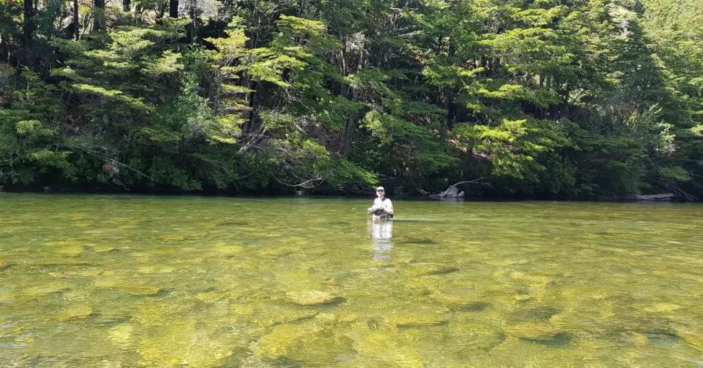 coup du soir sur une rivière de patagonie aux leurres