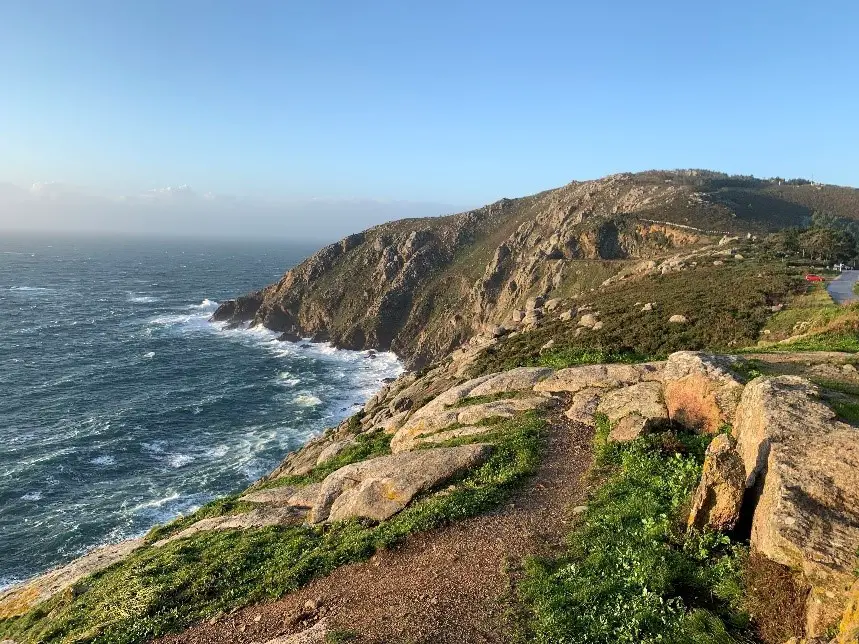 la beauté de l'arrivée à Finisterre après 71 jours de marche 