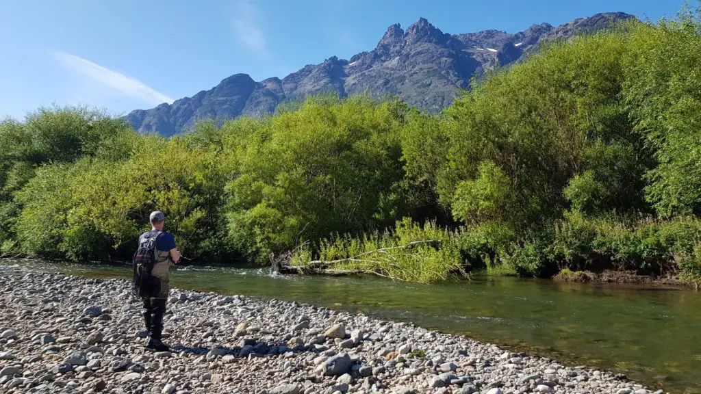 pêche dans les montagnes de patagonie chilienne