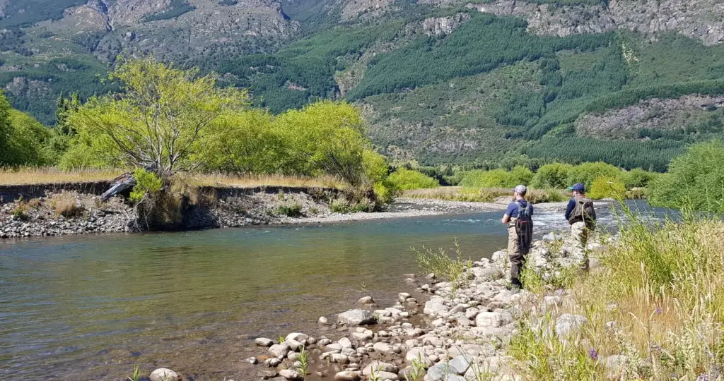 pêche sur les bordures aux leurres dans les rivières de patagonie