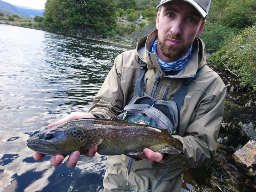 Tibo avec une nouvelle truite pêchée aux leurres en patagonie