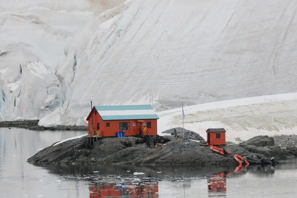 vacances insolite dans une cabane d'antarctique en novembre