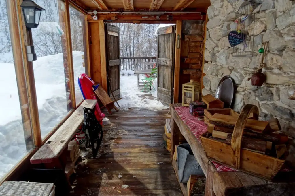 Véranda du refuge de la Cîme dans le Queyras