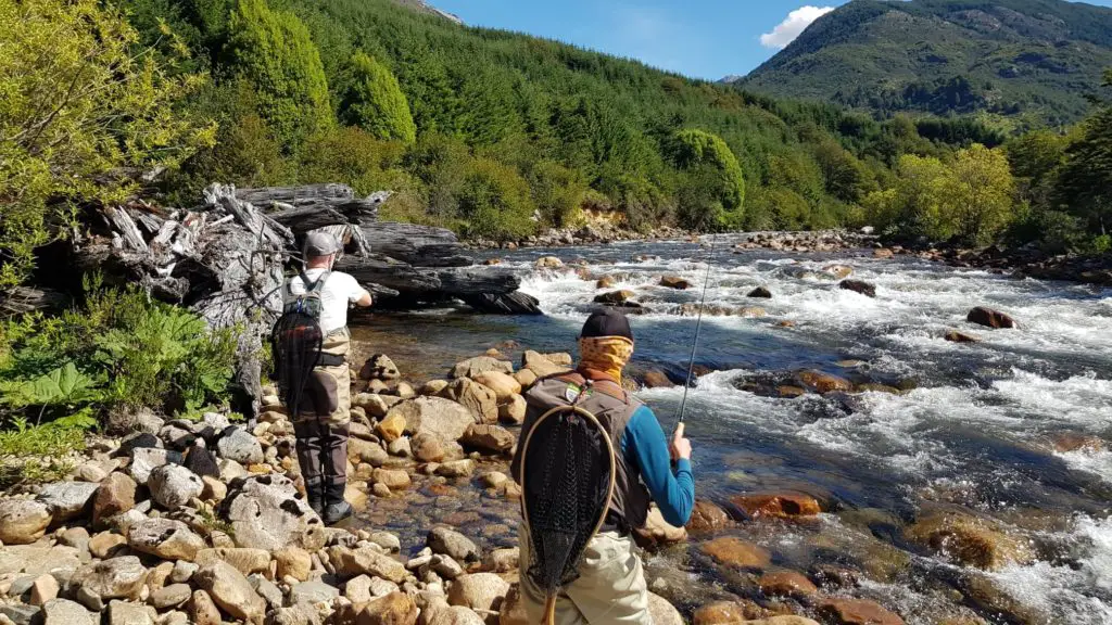 Voyage pêche dans de magnifique paysage de patagonie chilienne