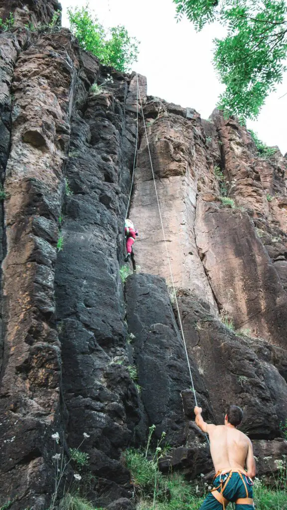 Assurage à la falaise d'escalade de Pradel en Haute-Loire