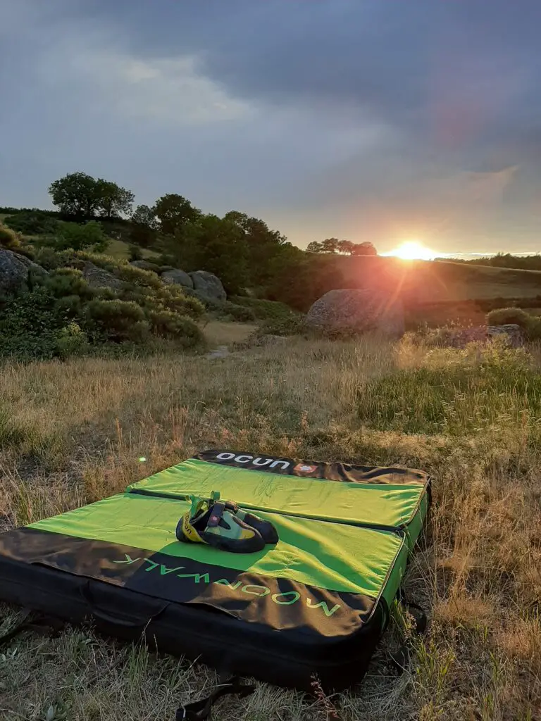 Crash-pad au soleil près des blocs d'escalade de Charraix en Haute-Loire