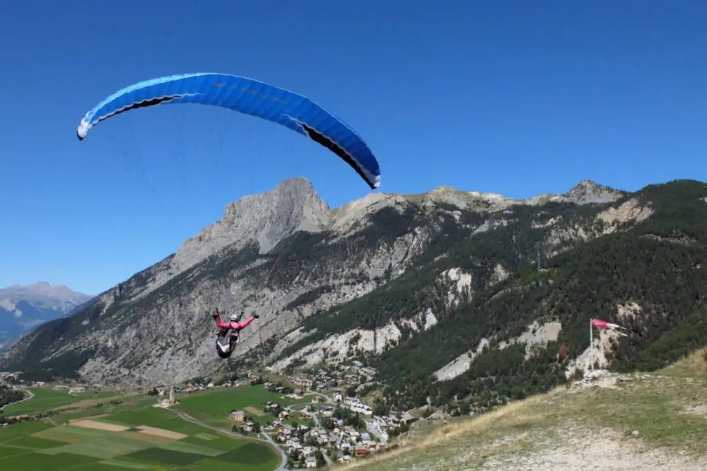 Décollage de parapente au-dessus de Ceillac