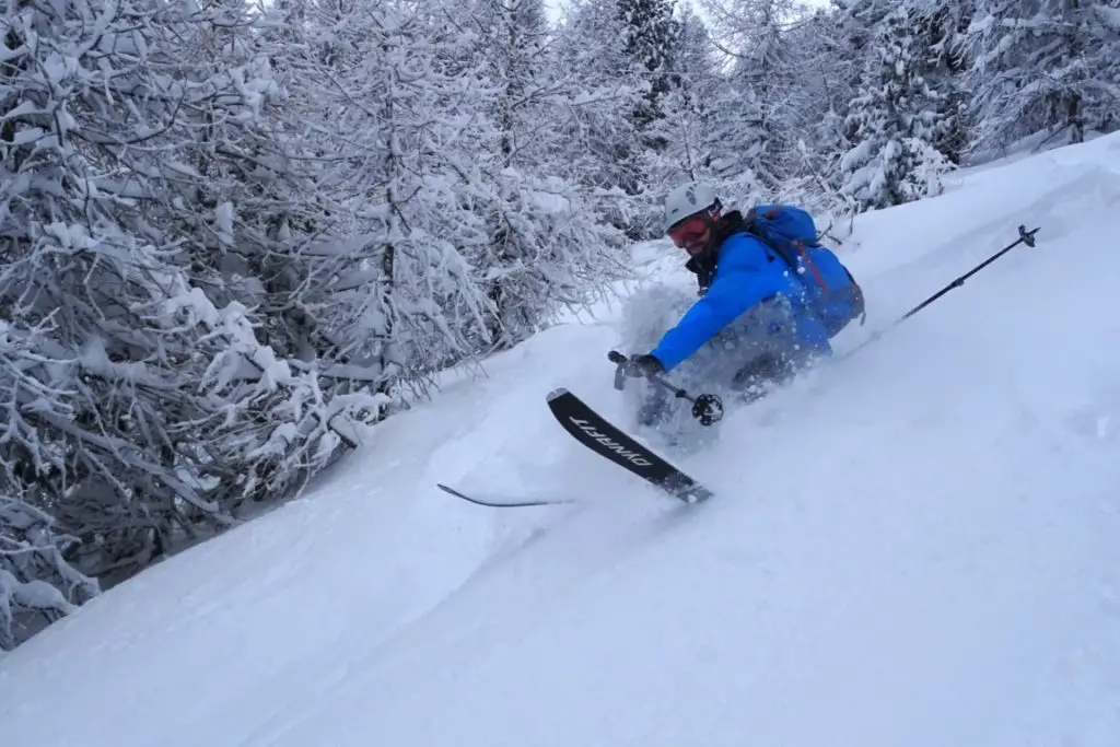 descente de ski dans la poudre au Queyras