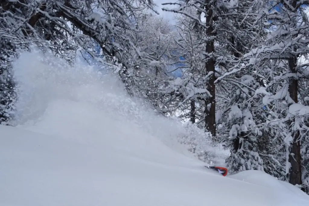 Juste avant d'être submergée par la vague de neige pour un pur plaisir de ski dans le Queyras