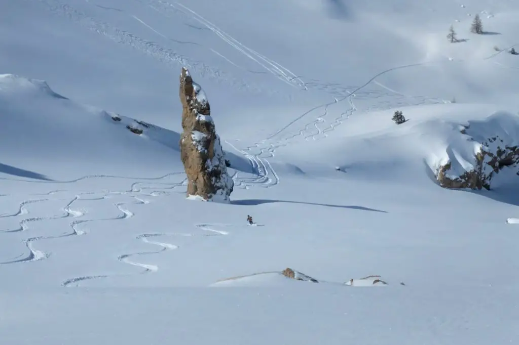 La tour rocheuse plantée au milieu du vallon de Beaubarnon