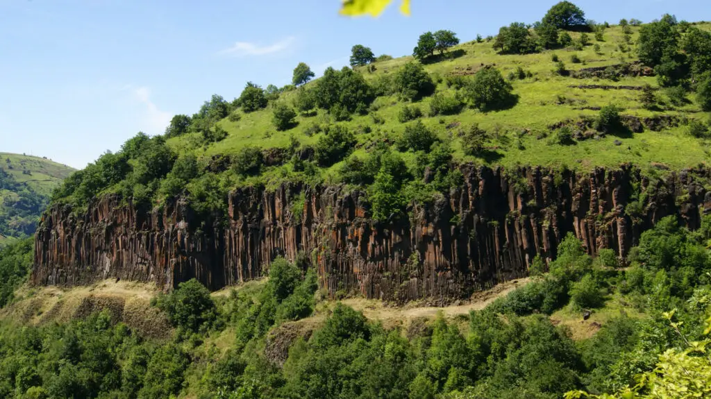 Vue sur la falaise d'escalade de Pradel en Haute-Loire