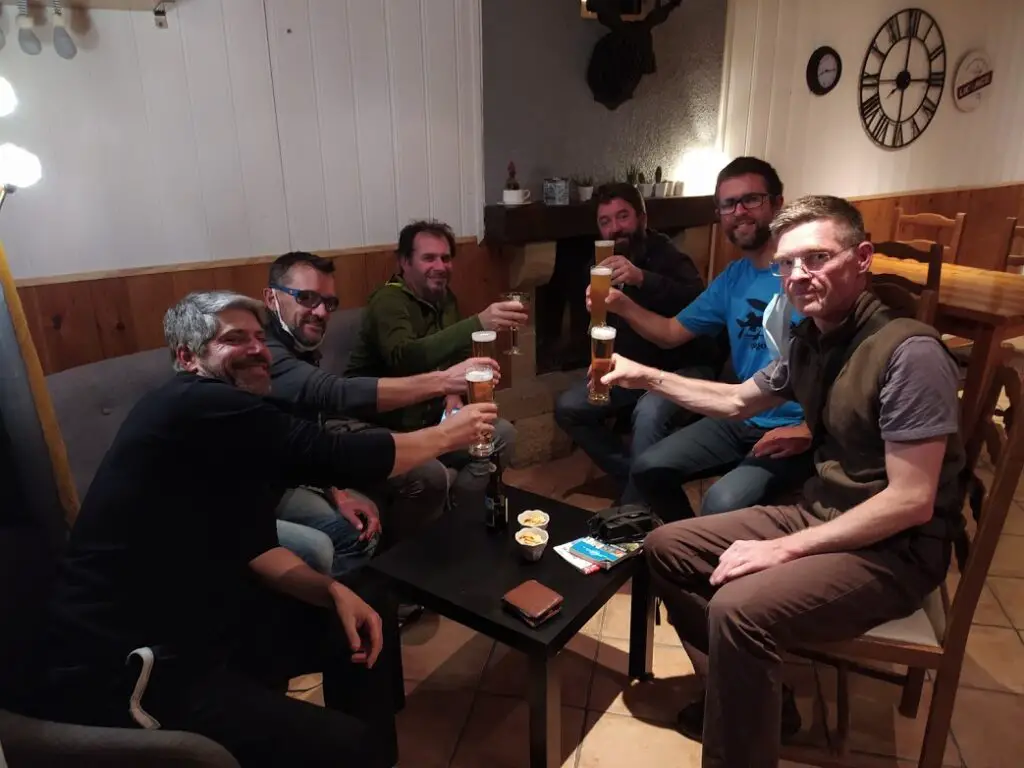 Apéro joyeux après une session de pêche à la mouch eau chalet Lanza à Abries