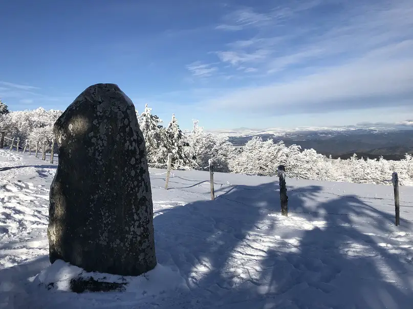 Arrivée en raquette à neige au Menhir de Trépaloup à l'aigoual