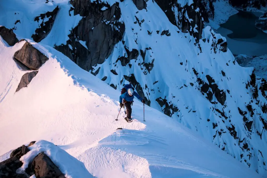 Ascension alpine avec raquette à neige MSR