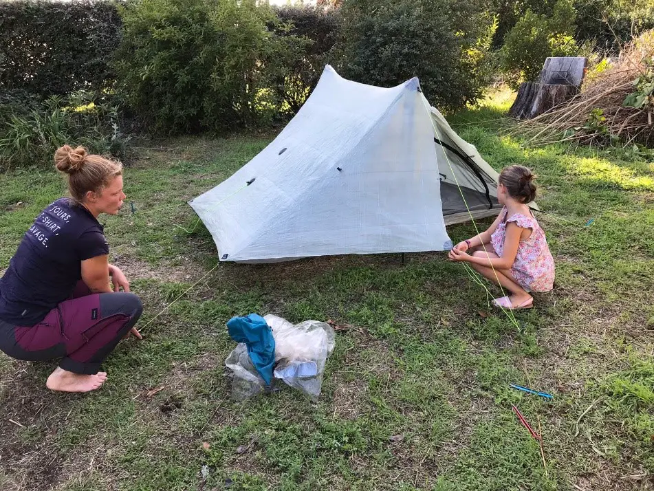 Atelier montage de tente avec la fille d’une de mes hôtes, à Sarzeau.