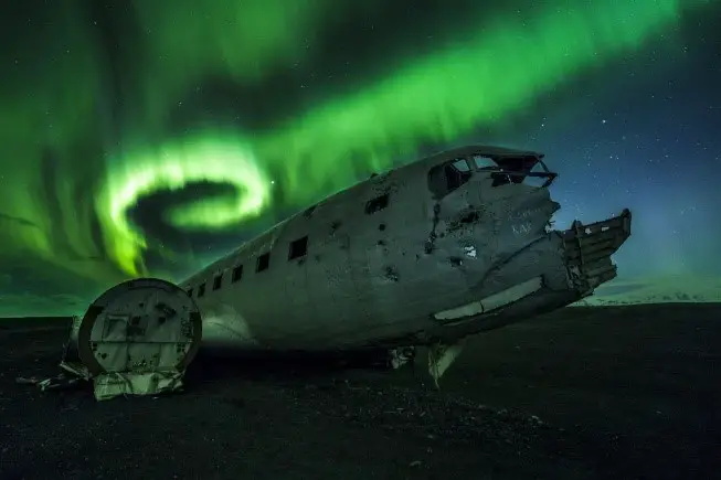 Aurore Boréale sur le DC4 la célèbre carcasse d’avion en Islande