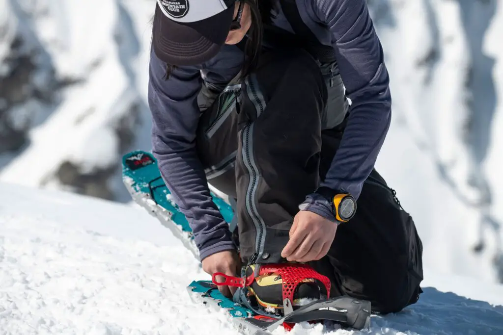 Comment mettre ses raquettes à neige MSR