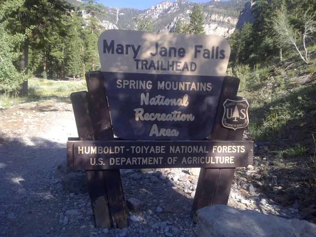 Départ pour la randonnée au Mary Jane Falls Trail dans le Nevada