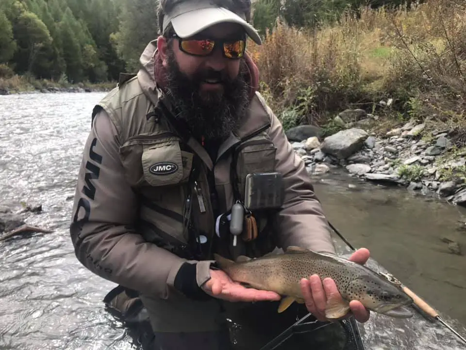 JB avec une magnifique truite trophée de plus de 50 cm pêchée sur le Guil dans le Queyras en nymphe