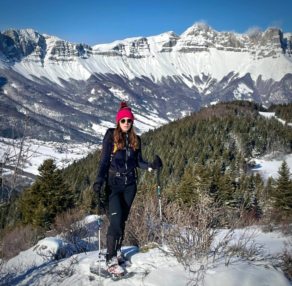 Julie Dzialoszynski en raquettes à neige au dessus de Grenoble