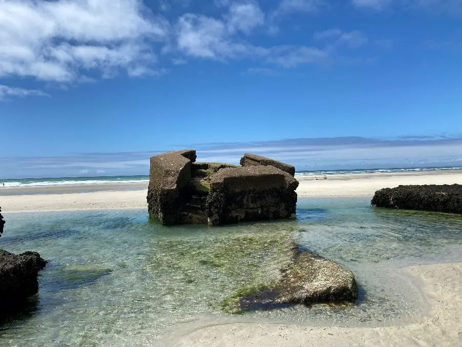 La baie d’Audierne et son patrimoine militaire flottant dans l’océan sur le GR34