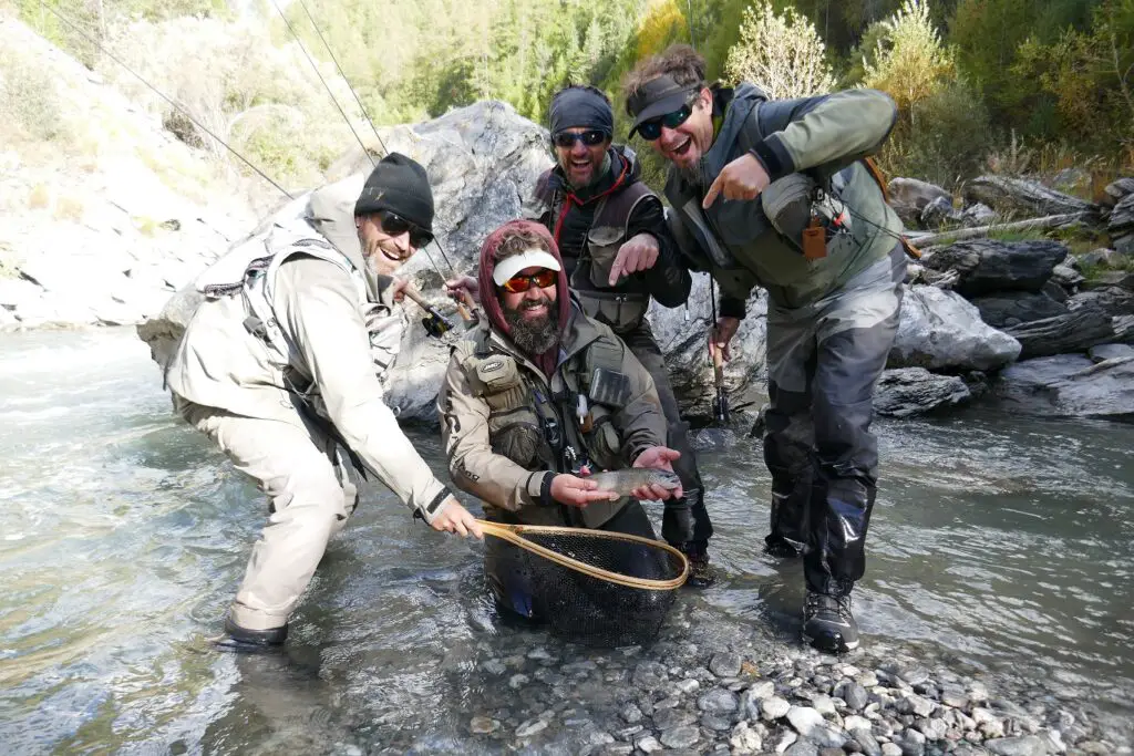 La joie partagée d'une pêche à la mouche sur le Guil