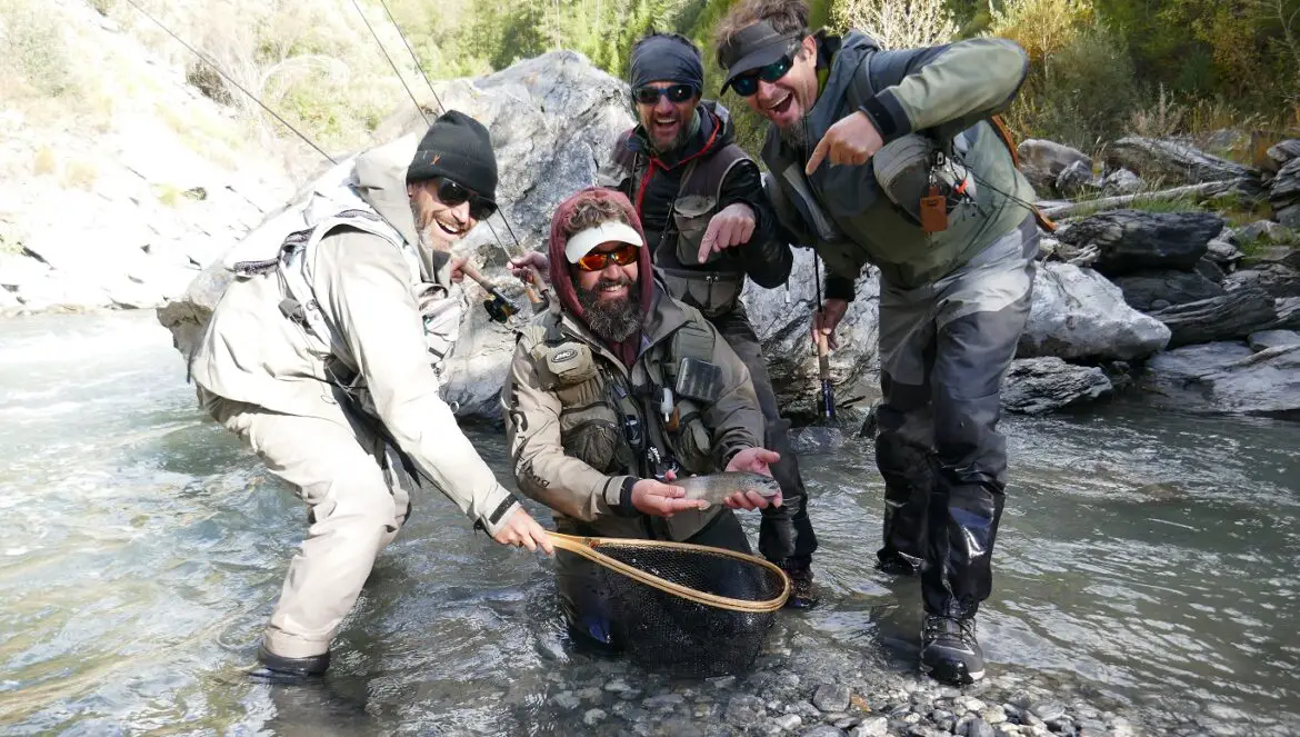 La joie partagée d'une pêche à la mouche sur le Guil