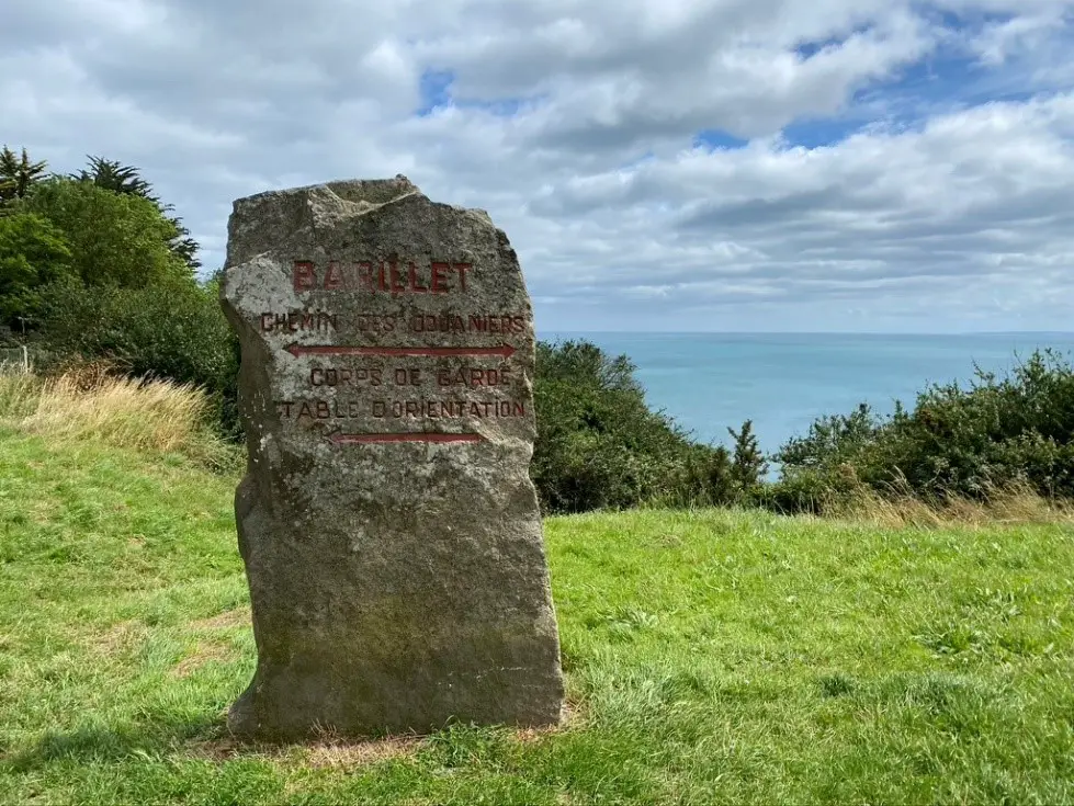 La pierre de Pordic. Je suis bien sur le sentier des douaniers.